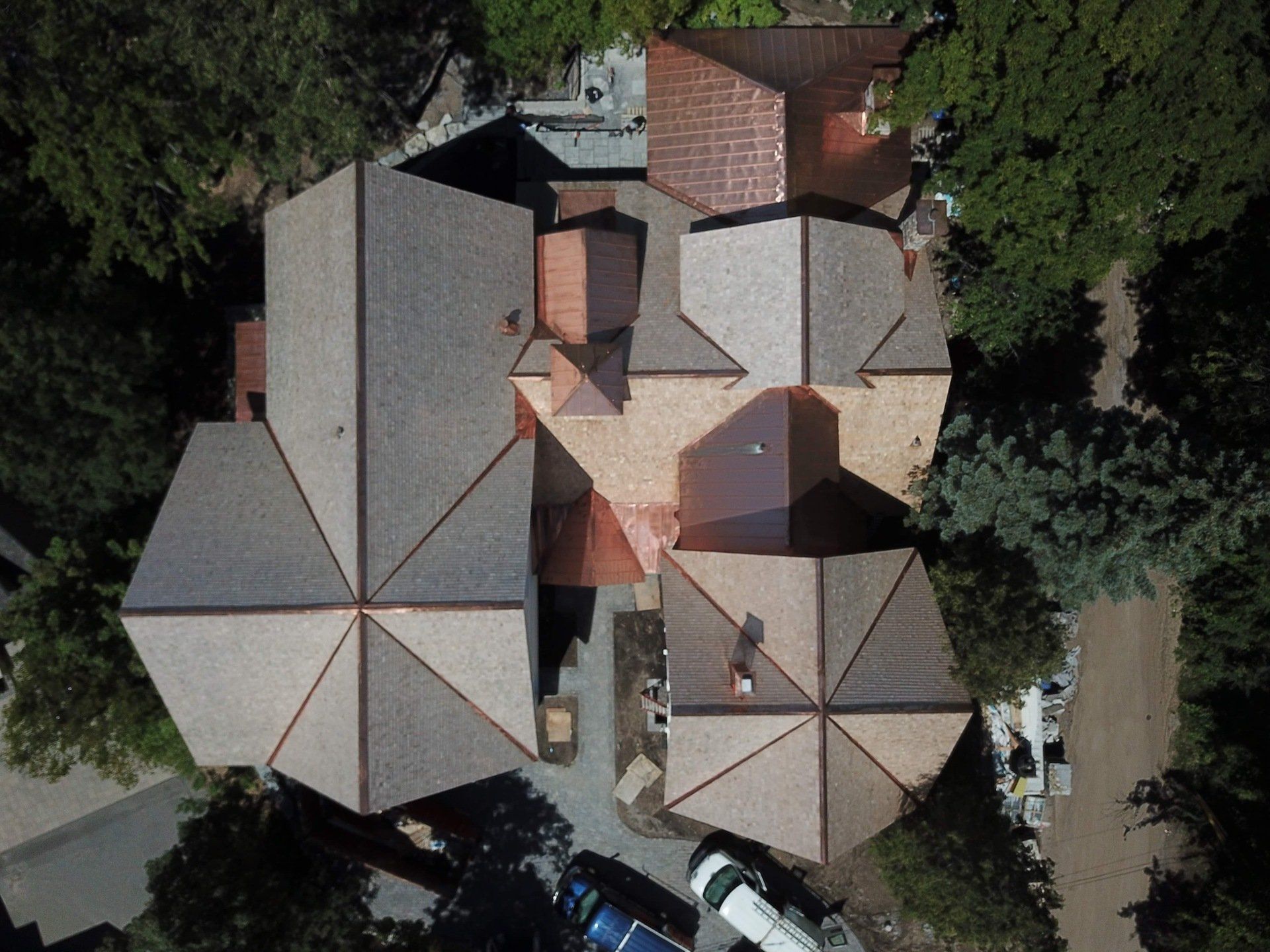 Une vue aérienne d'une maison avec beaucoup de toits