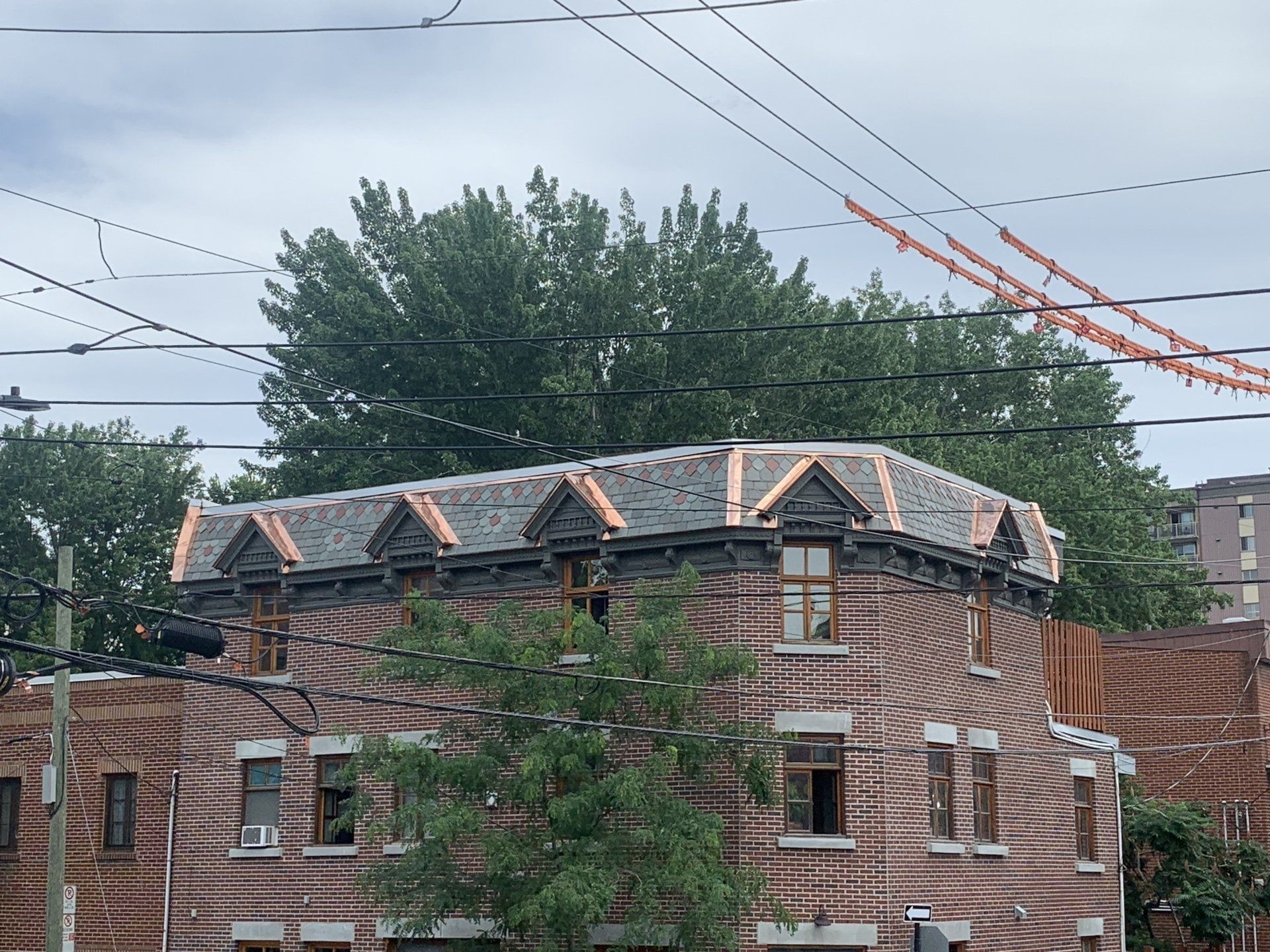 Un bâtiment en brique avec un toit en construction
