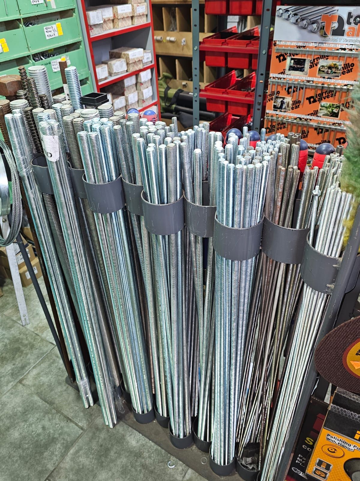 Un montón de varillas de metal están apiladas una encima de otra en una tienda.