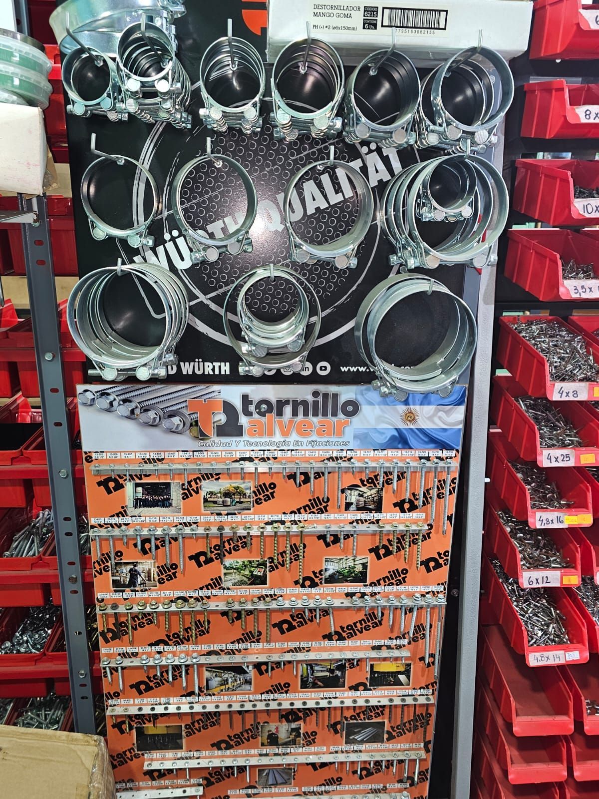 Una exhibición de tuercas y tornillos en una tienda.