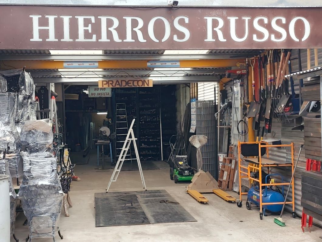 Un garaje con un cartel que dice Hierros Russo