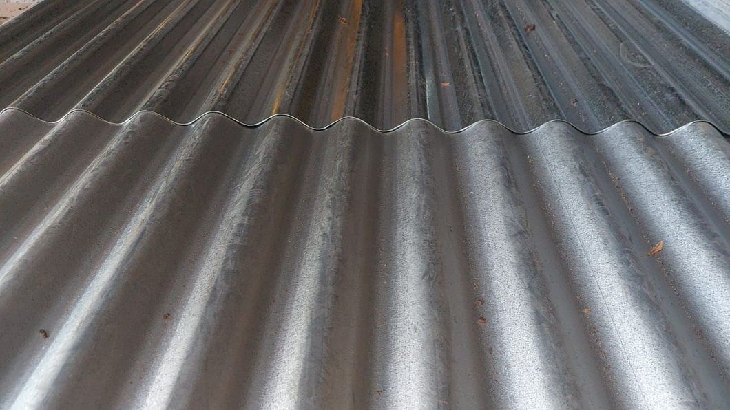Un primer plano de un techo de metal corrugado.