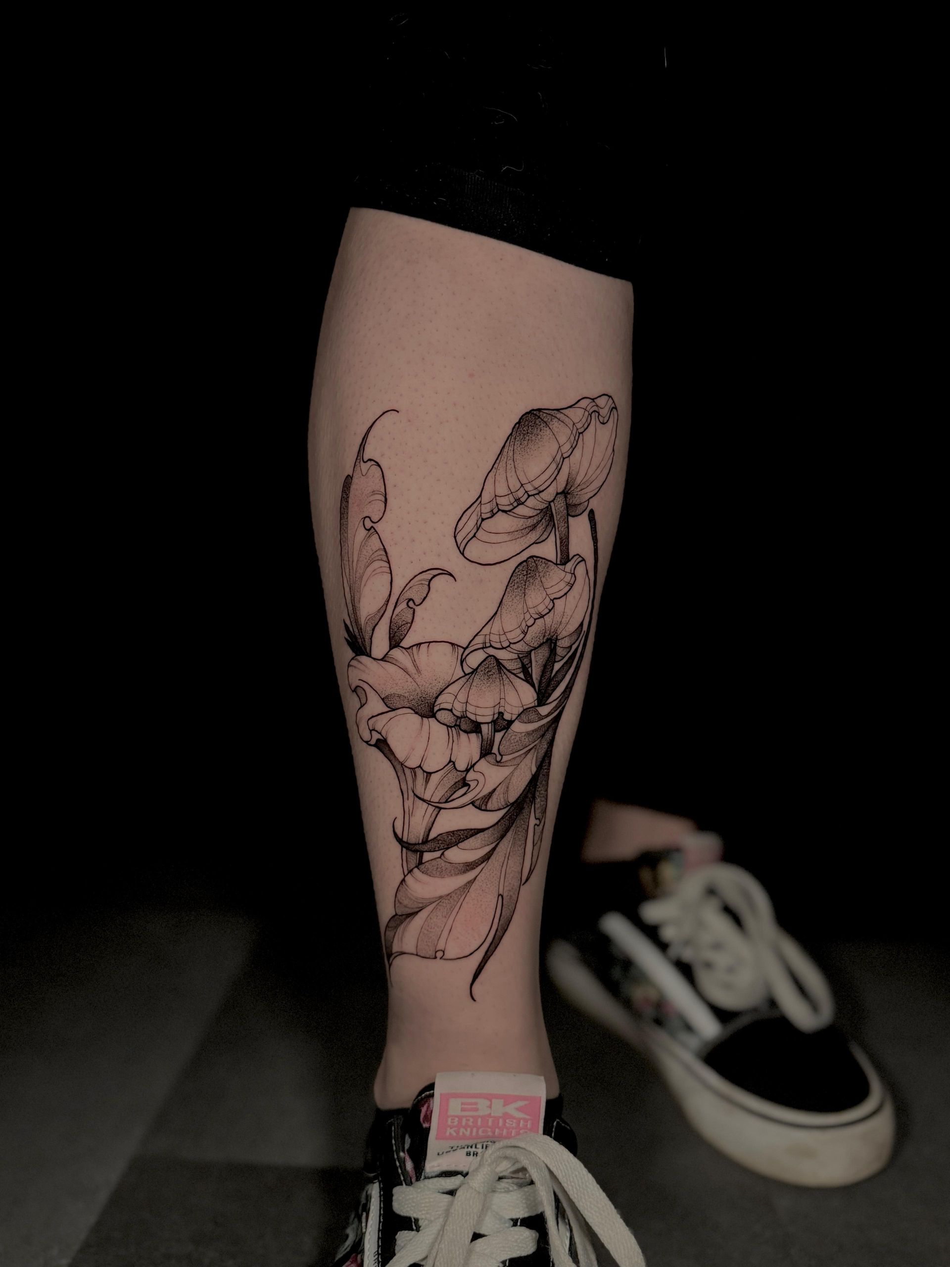 Eine Person hat eine Hummertätowierung auf ihrem Bein.