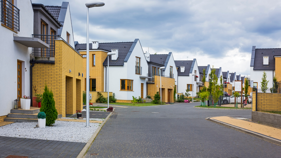 A row of houses are lined up on a street in a residential area.