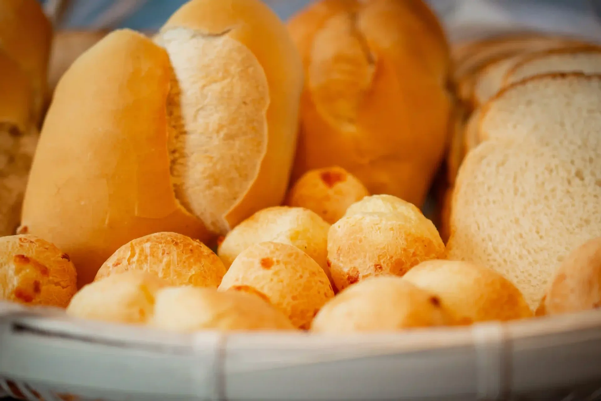 Uma cesta cheia de diferentes tipos de pães e doces Pousada Xica