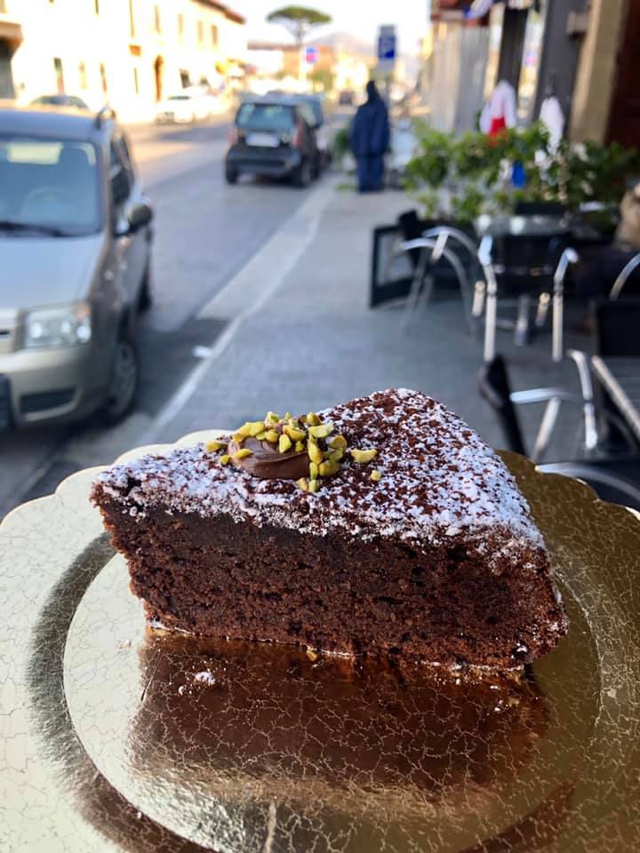 fetta di torta al cioccolato