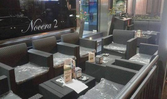 bar con tavoli e poltroncine in rattan