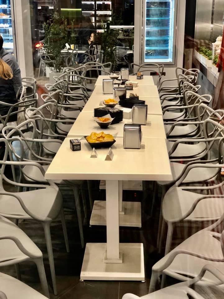 tavoli di un bar con patatine per aperitivo