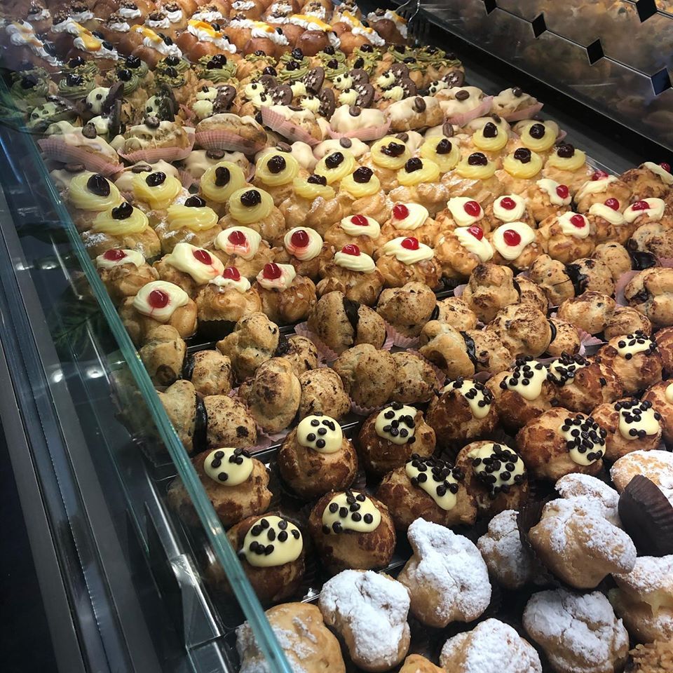 vetrina di una pasticceria artigianale