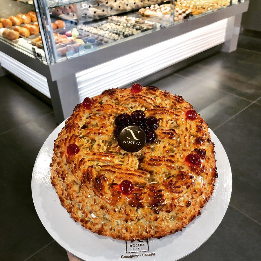 torta artigianale con ciliegie candite