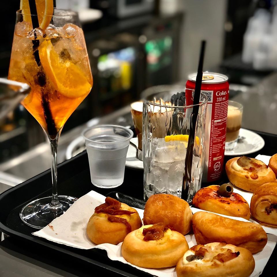 aperitivo con cocktail e stuzzichini salati