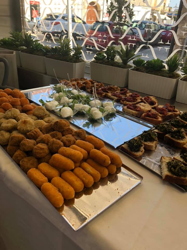 stuzzichini fritti, mozzarelline e bruschette