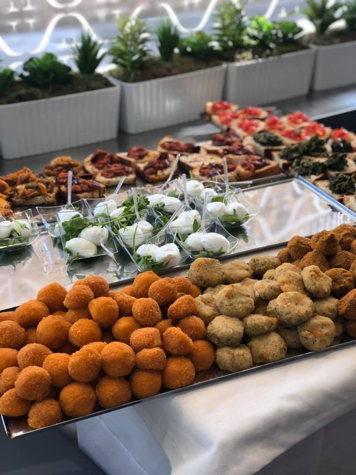 stuzzichini assortiti per aperitivi