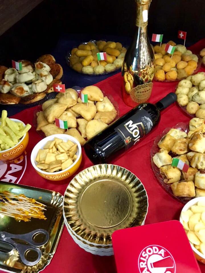 stuzzichini salati, bottiglia di vino e champagne