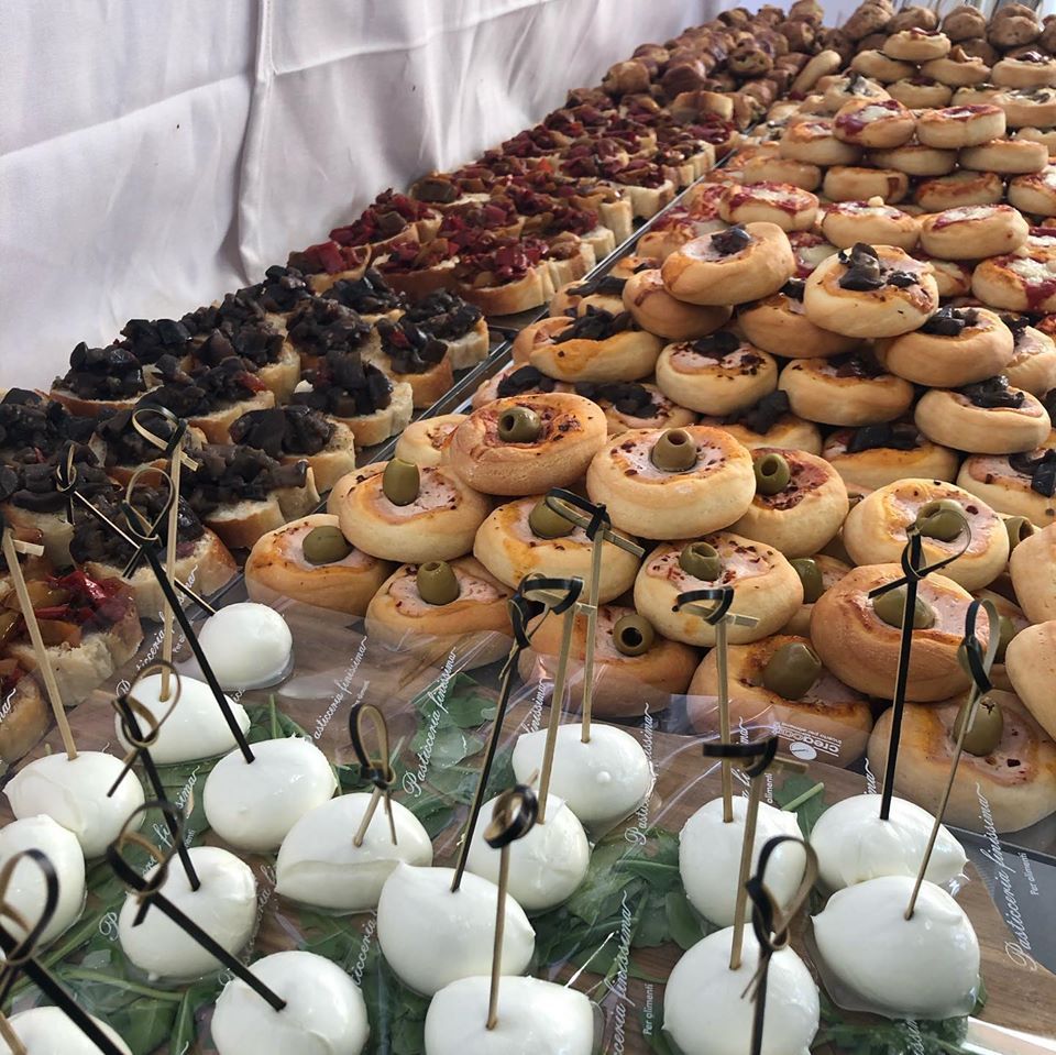 bruschette assortite, pizzette e mozzarelline