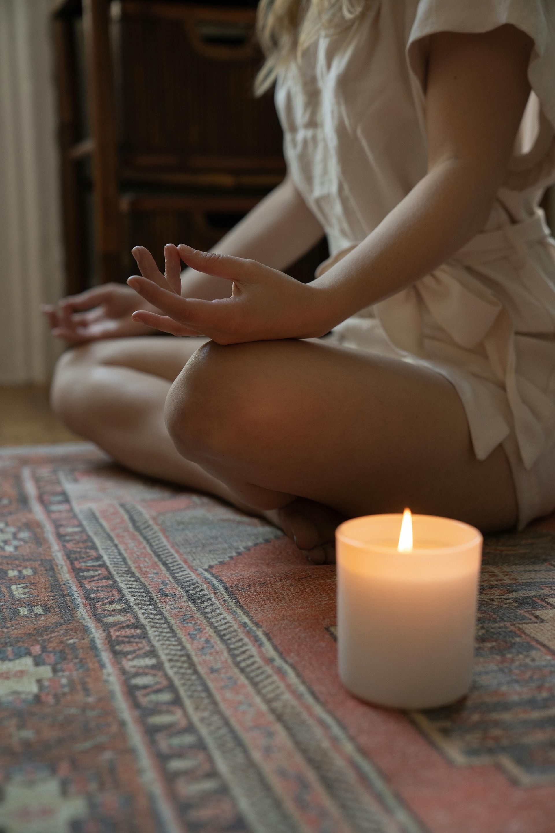 Eine Frau und ein Kind machen gemeinsam Yoga auf einer Yogamatte.