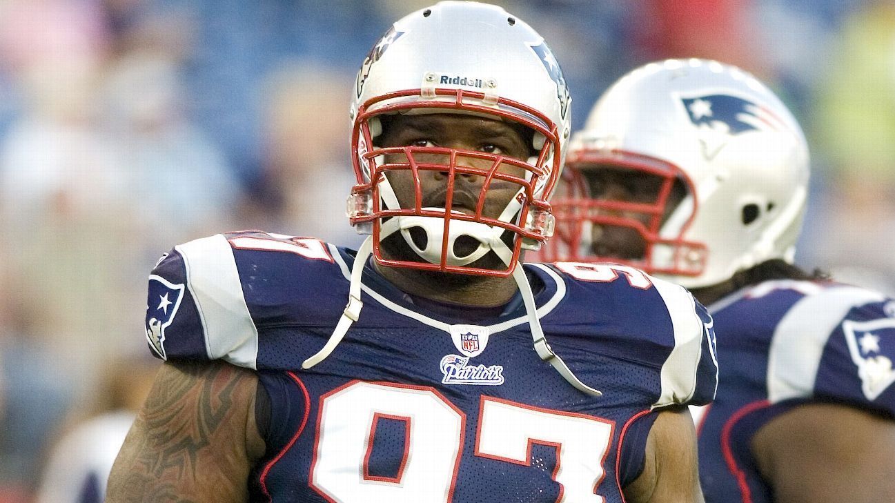 A football player with the number 07 on his jersey