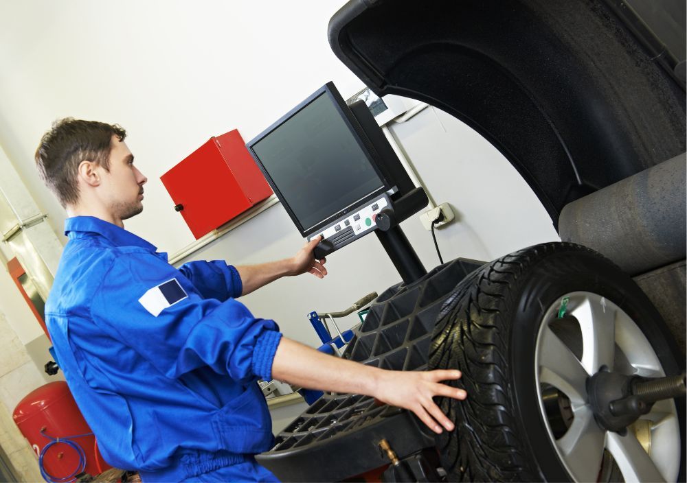 monitoring the wheel tracking alignment