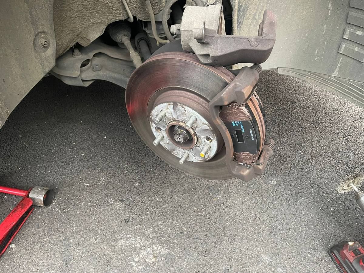 Mobile Brake Fitting Brake Pad Replacement Reading MMR