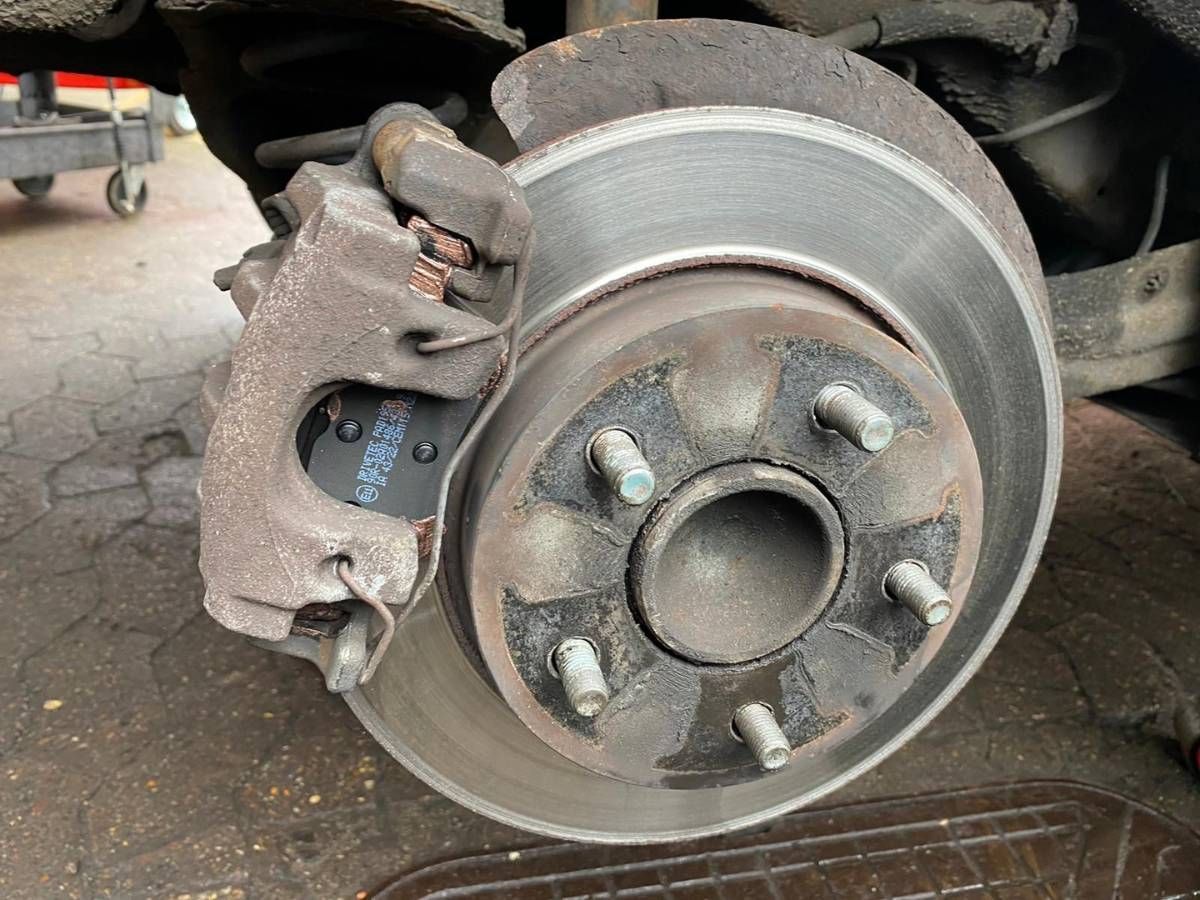 Mobile Brake Fitting Brake Pad Replacement Reading MMR