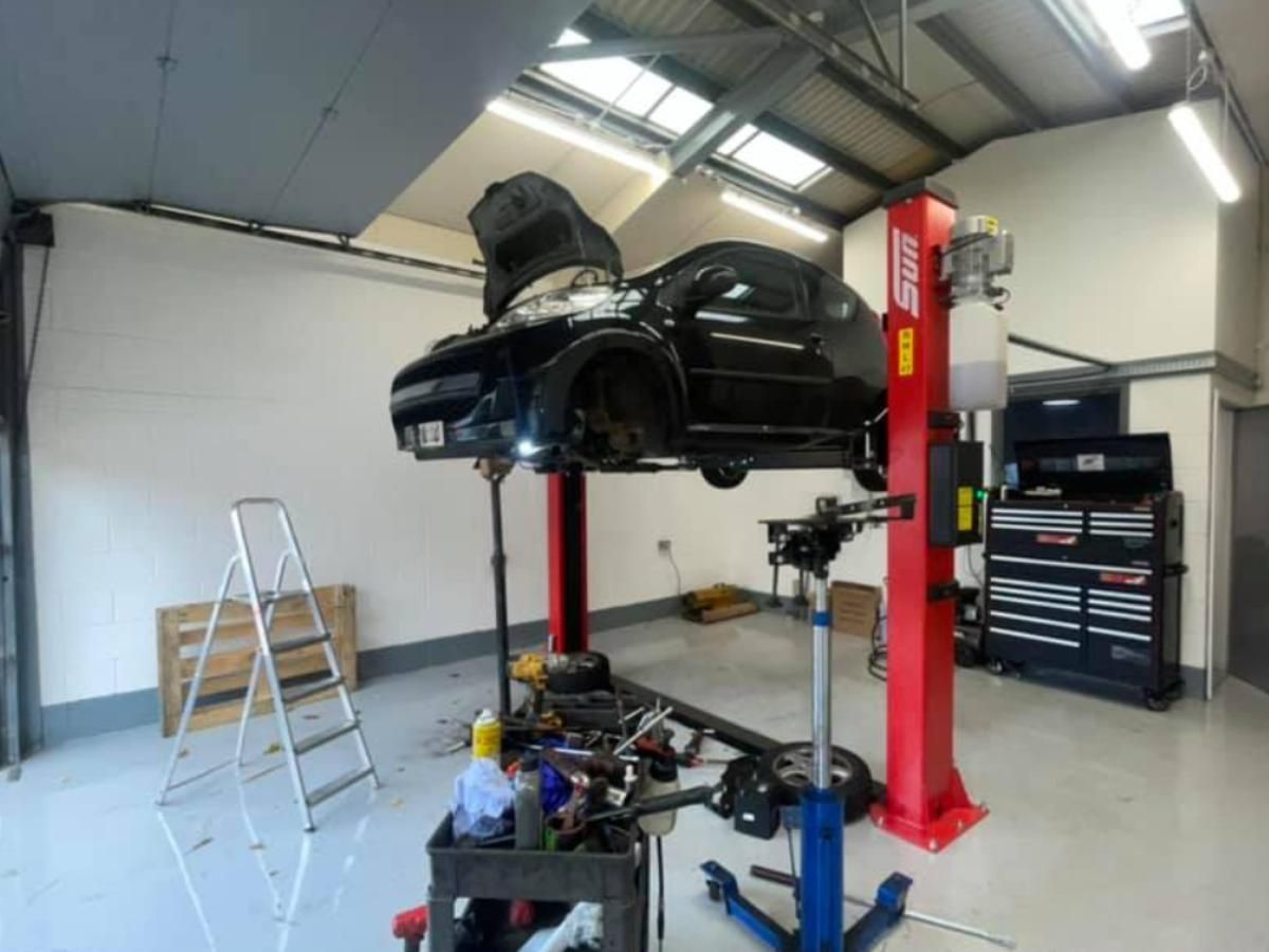 Mobile Mechanic Reading performing an MOT at workshop for customer from Caversham