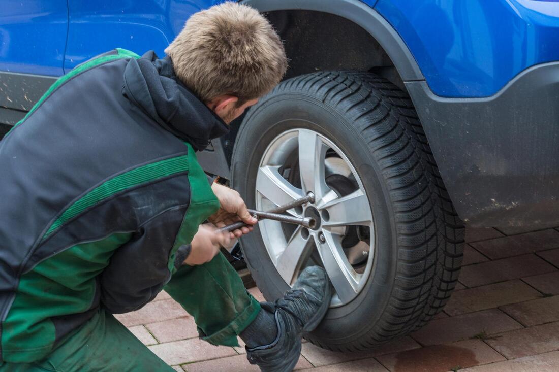 Mobile Tyre Fitting Reading carrying out an emergency tyre service in Reading