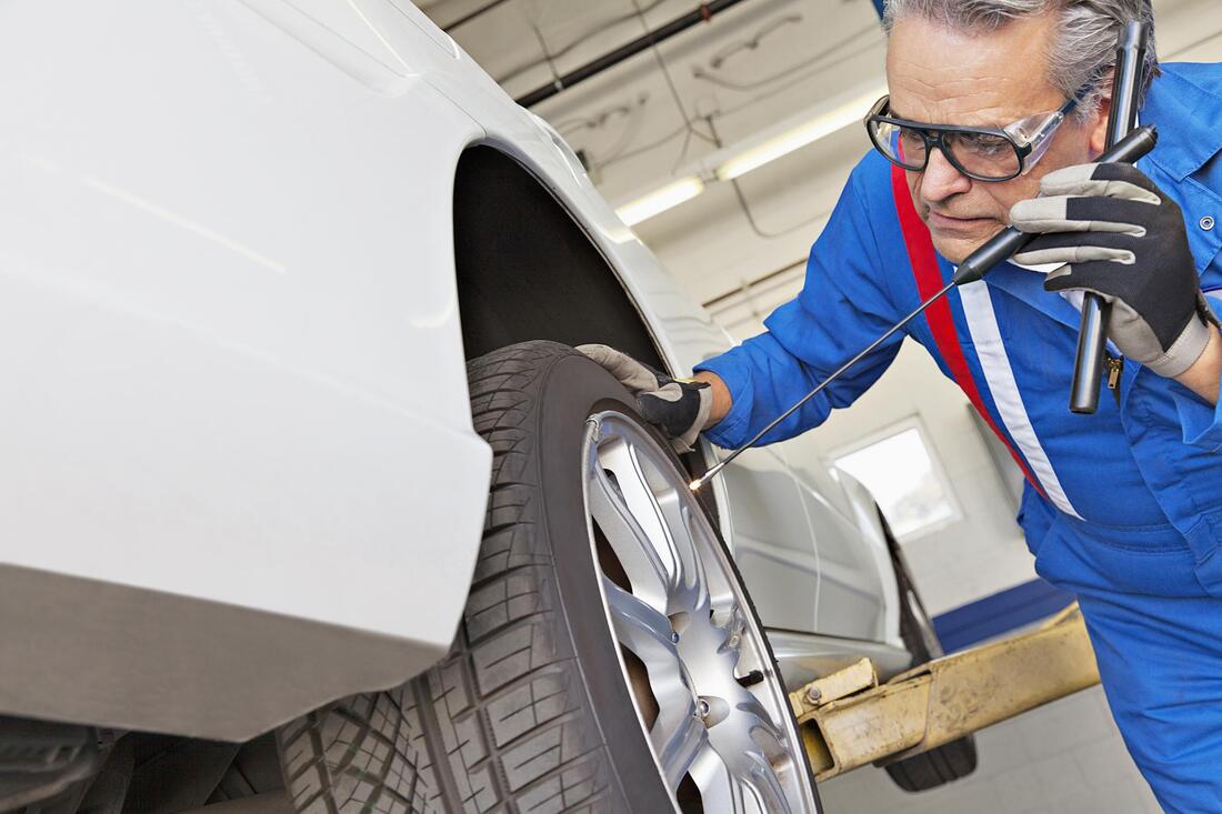 Mobile Tyre Fitting Reading carrying our a wheel repair at the workshop