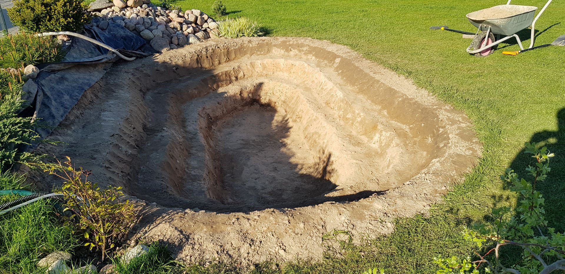 Dekoratyvių tvenkinuku, krioklių ir fontanų įrengimas