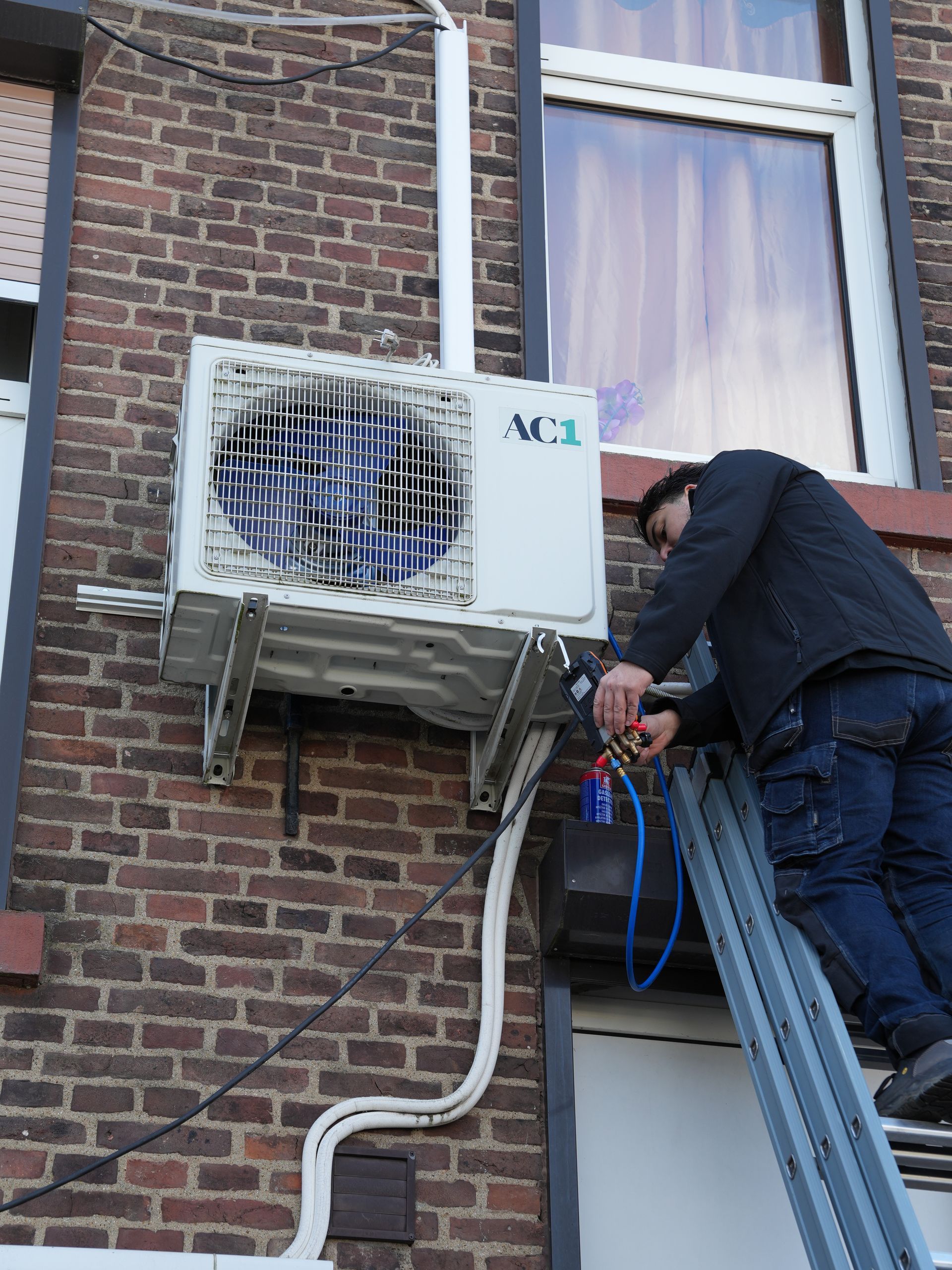 Technicus voert onderhoudswerkzaamhe