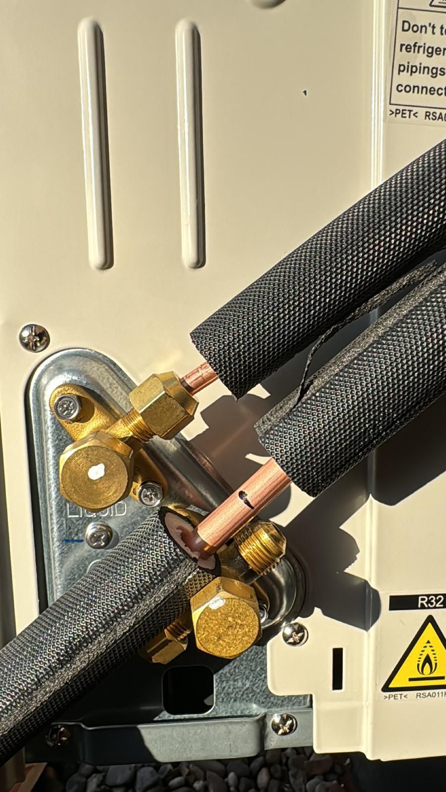Detailopname van twee metalen slangkoppelingen die z