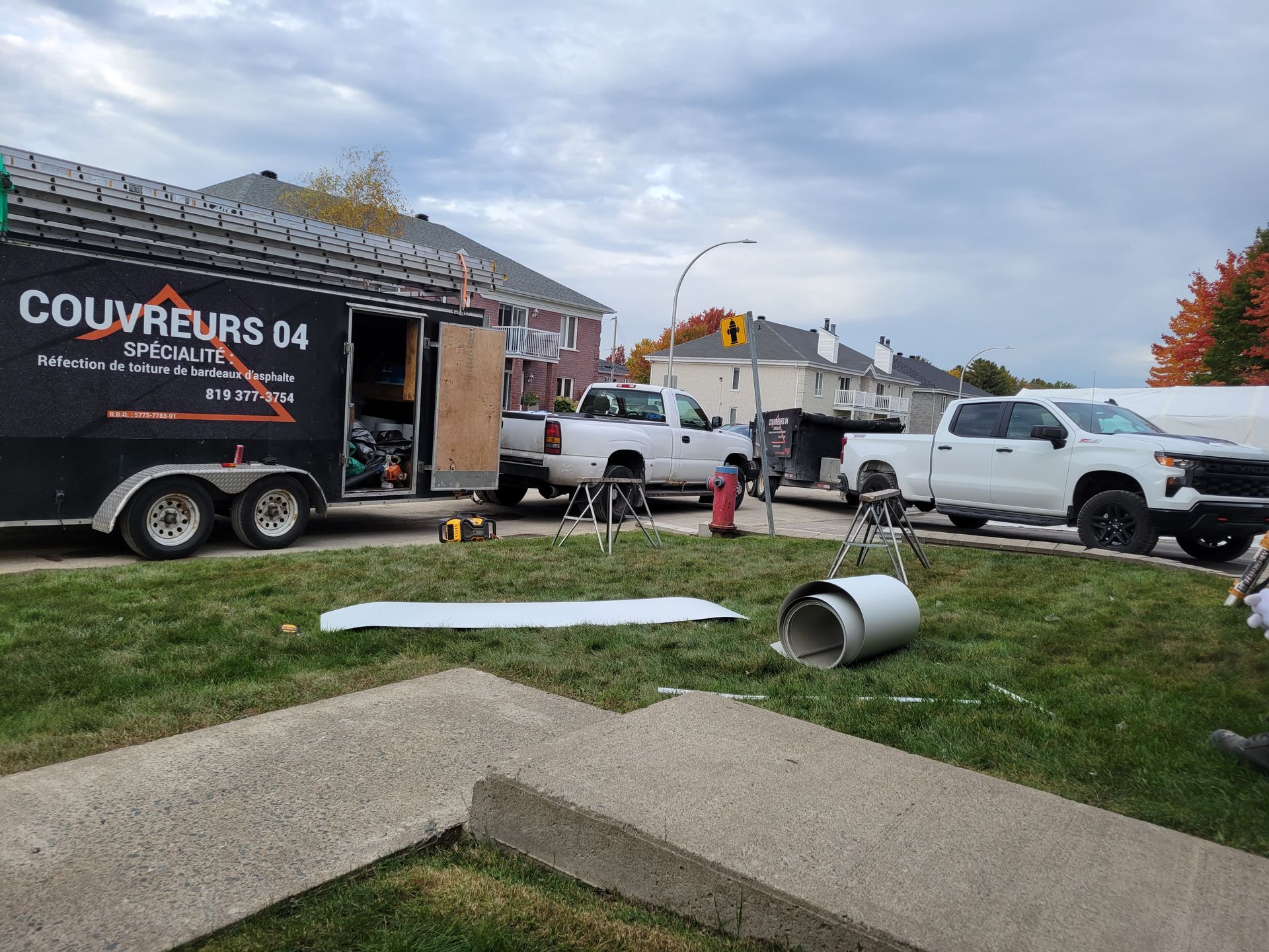 Un camion est garé dans l’herbe devant une maison.