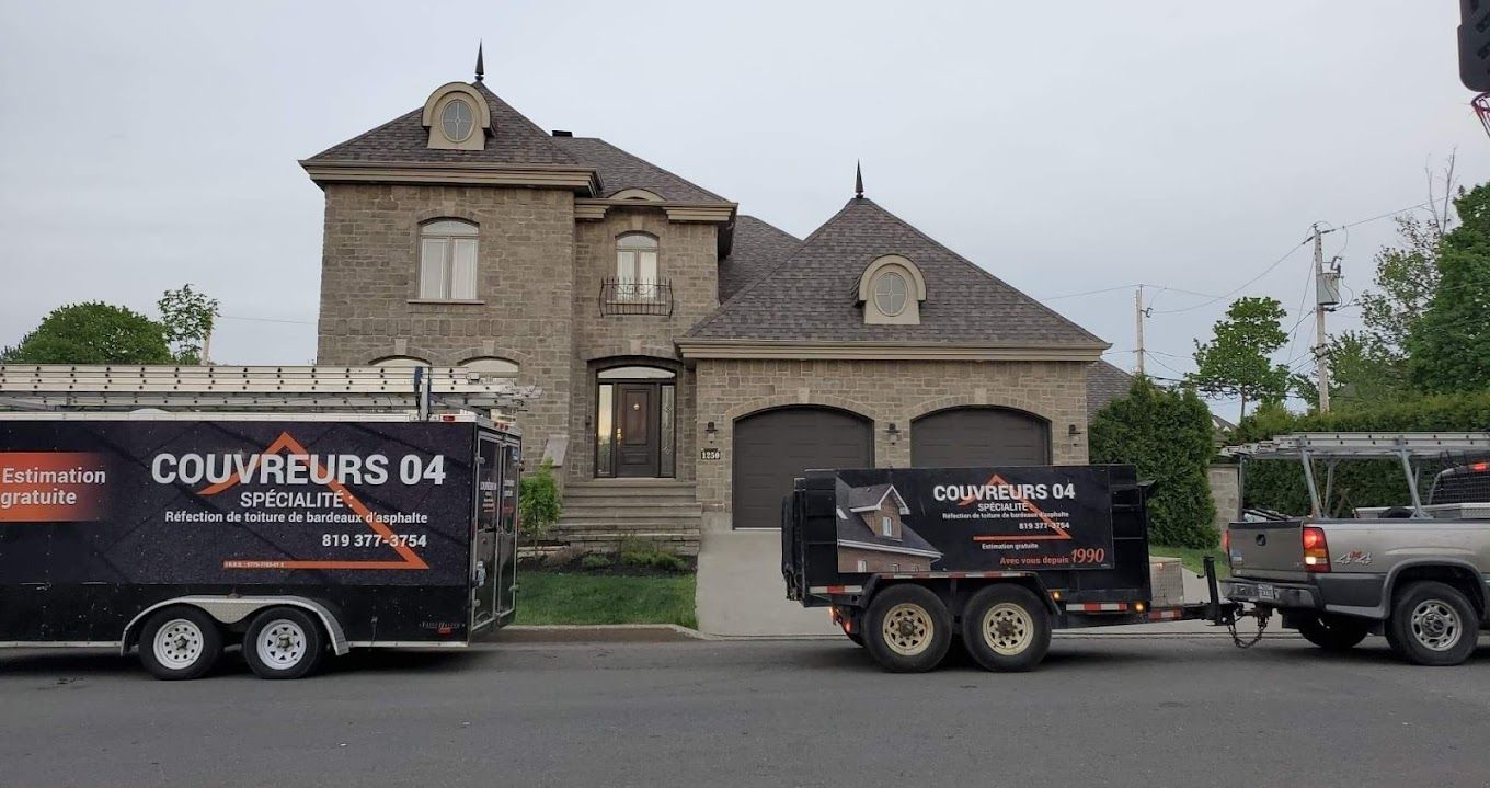 Un camion auquel est attachée une remorque est garé devant une grande maison.