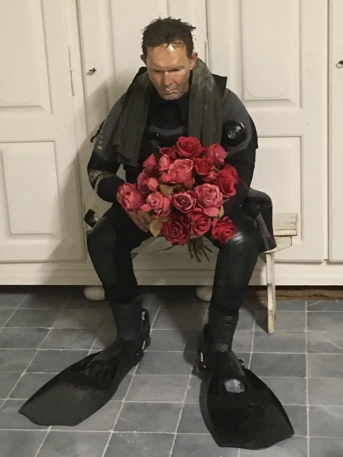 Bart Heijlen - Drowning in the sea of love - Sculpture.