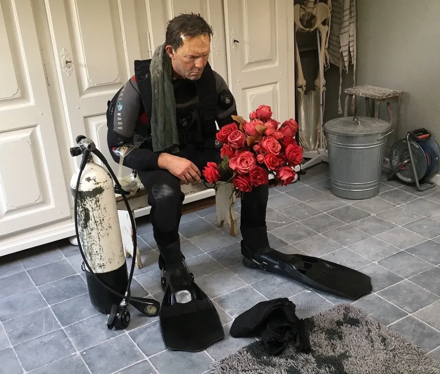 Bart Heijlen - Drowning in the sea of love - Sculpture.
