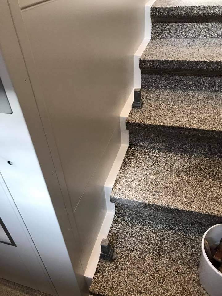 Et nærbillede af et sæt trapper i et hus.