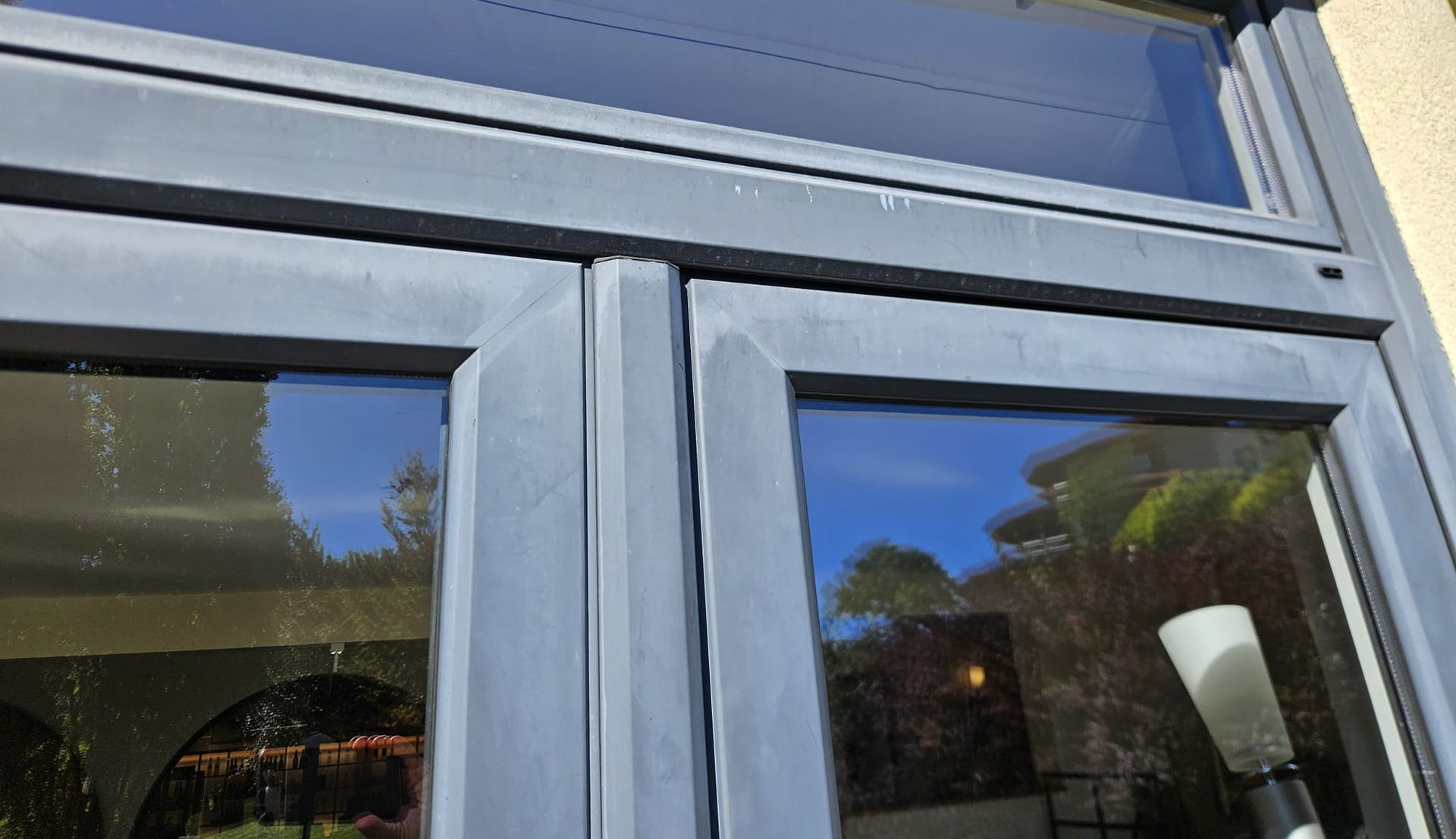 Verwitterte Fensterrahmen