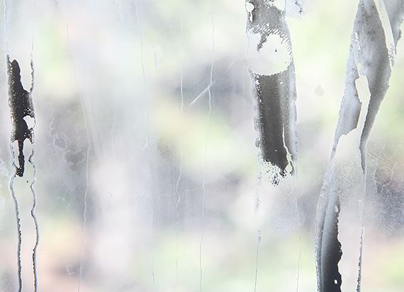 Eine Nahaufnahme eines Fensters mit Kondenswasser darauf.