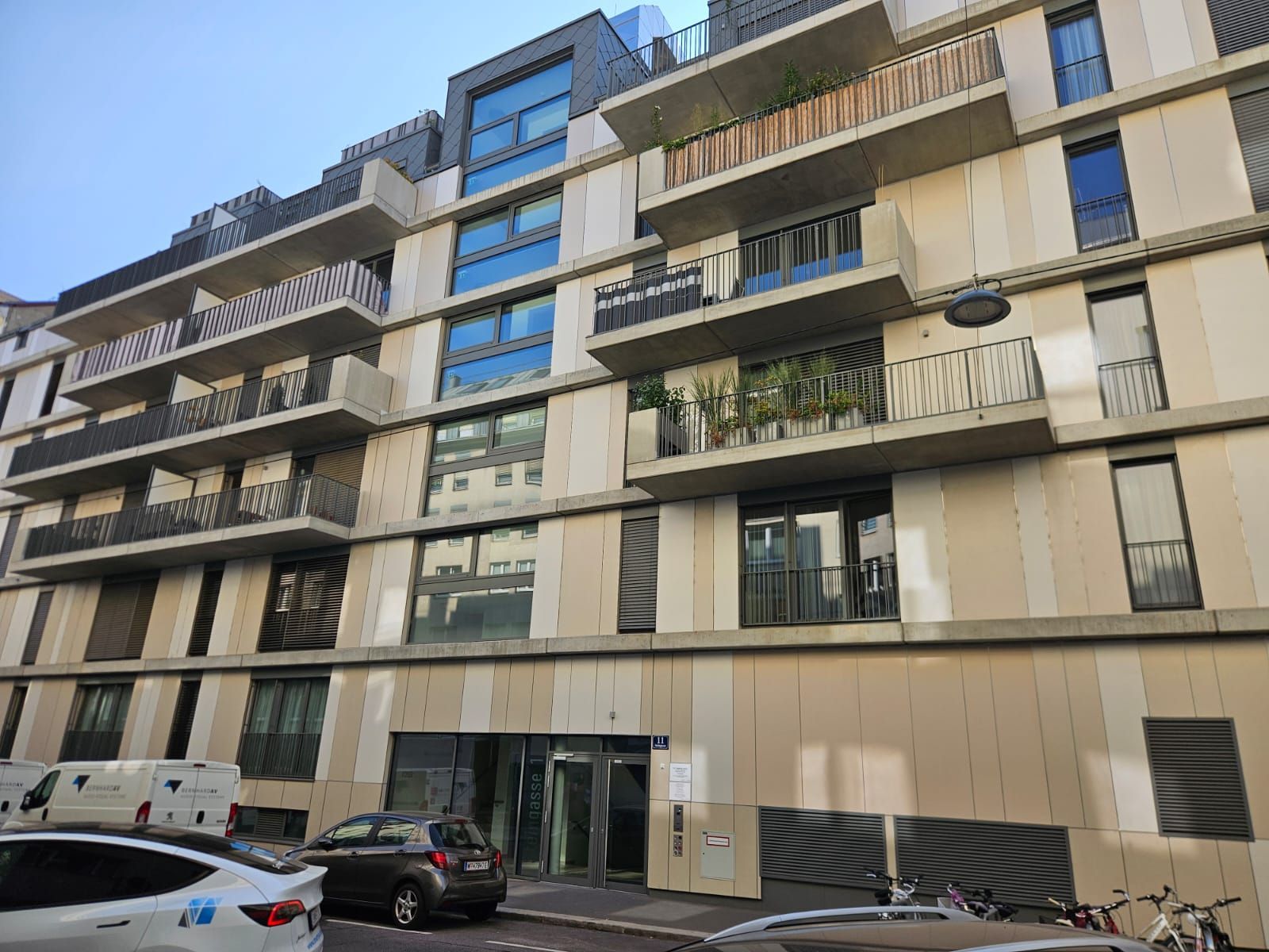 Eine Nahaufnahme eines Glasstücks mit einem Etikett mit der Aufschrift 300