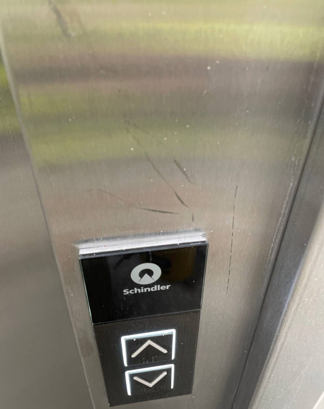 Eine Nahaufnahme einer Holztür mit einem roten Kreis darum.