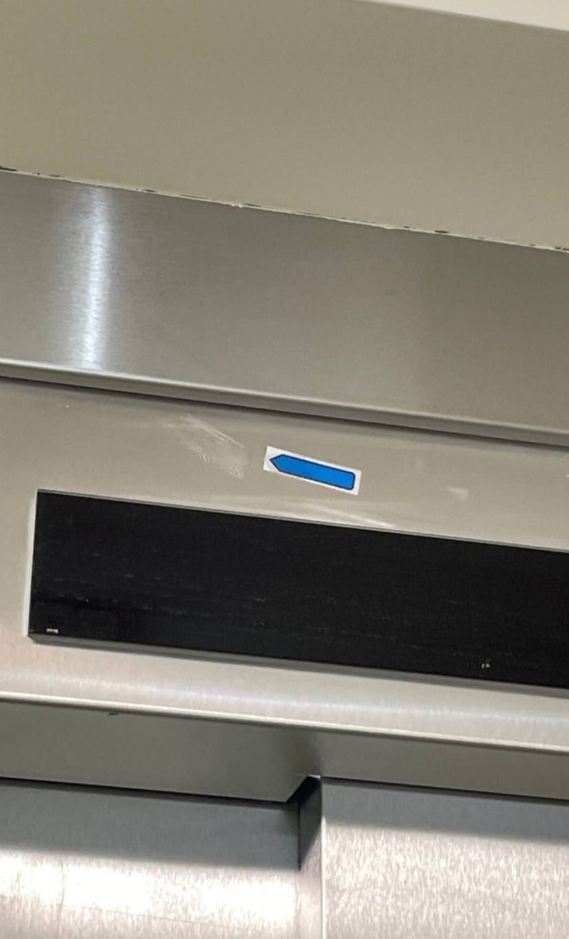 Eine weiße Tür mit einem Edelstahlgriff