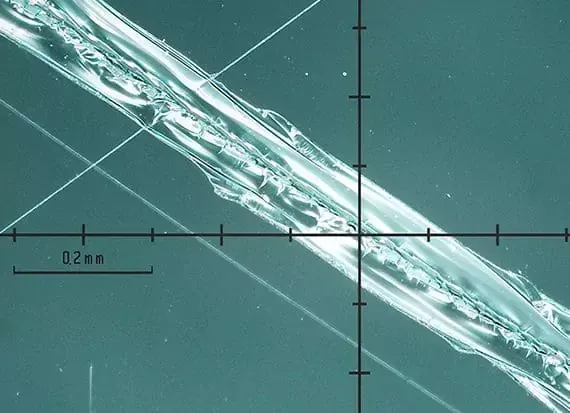 Ein Mikroskopbild eines Drahtstücks mit einem Gitter darum
