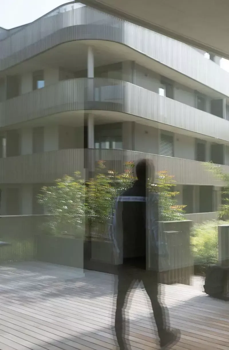 Ein verschwommenes Bild einer Person, die vor einem Gebäude geht