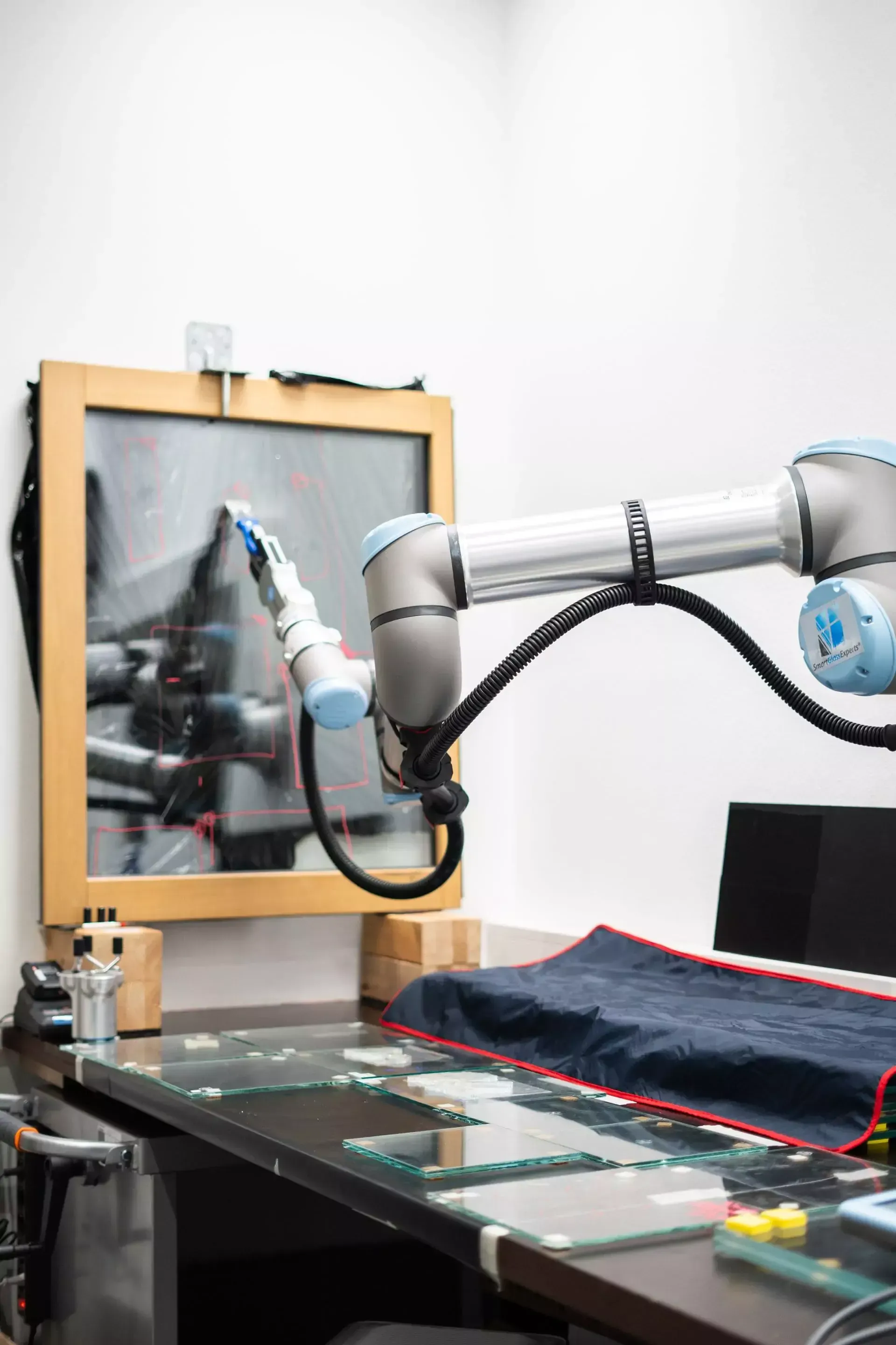 Ein Roboterarm sitzt auf einem Tisch vor einem Spiegel.