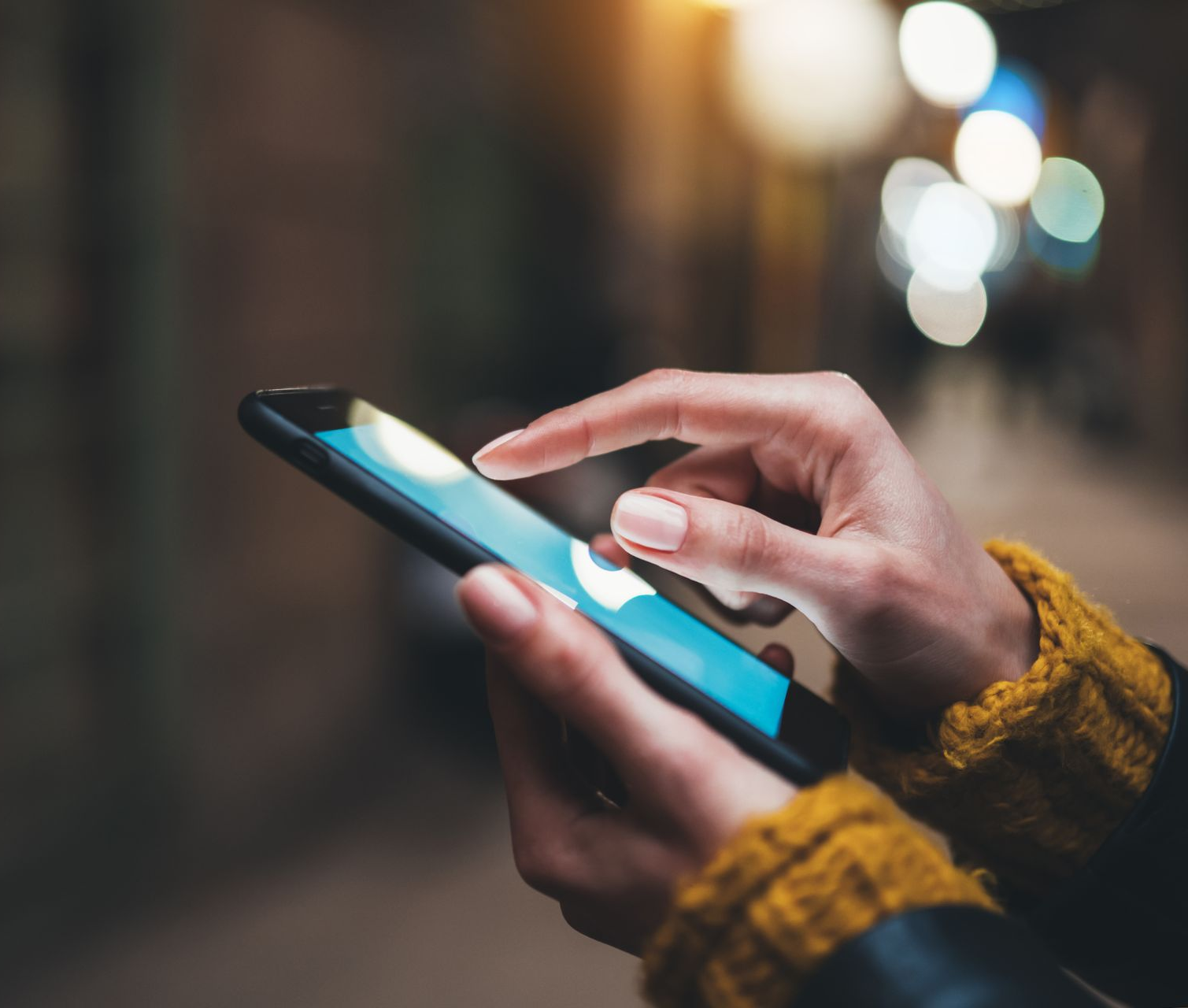 Person with a mobile phone in their hand.