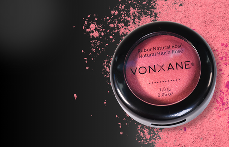 Un rubor de vonkane está sobre una pila de polvo rosa.