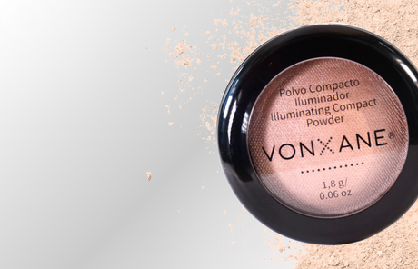 Un primer plano de un polvo compacto de vonxane sobre un fondo blanco.