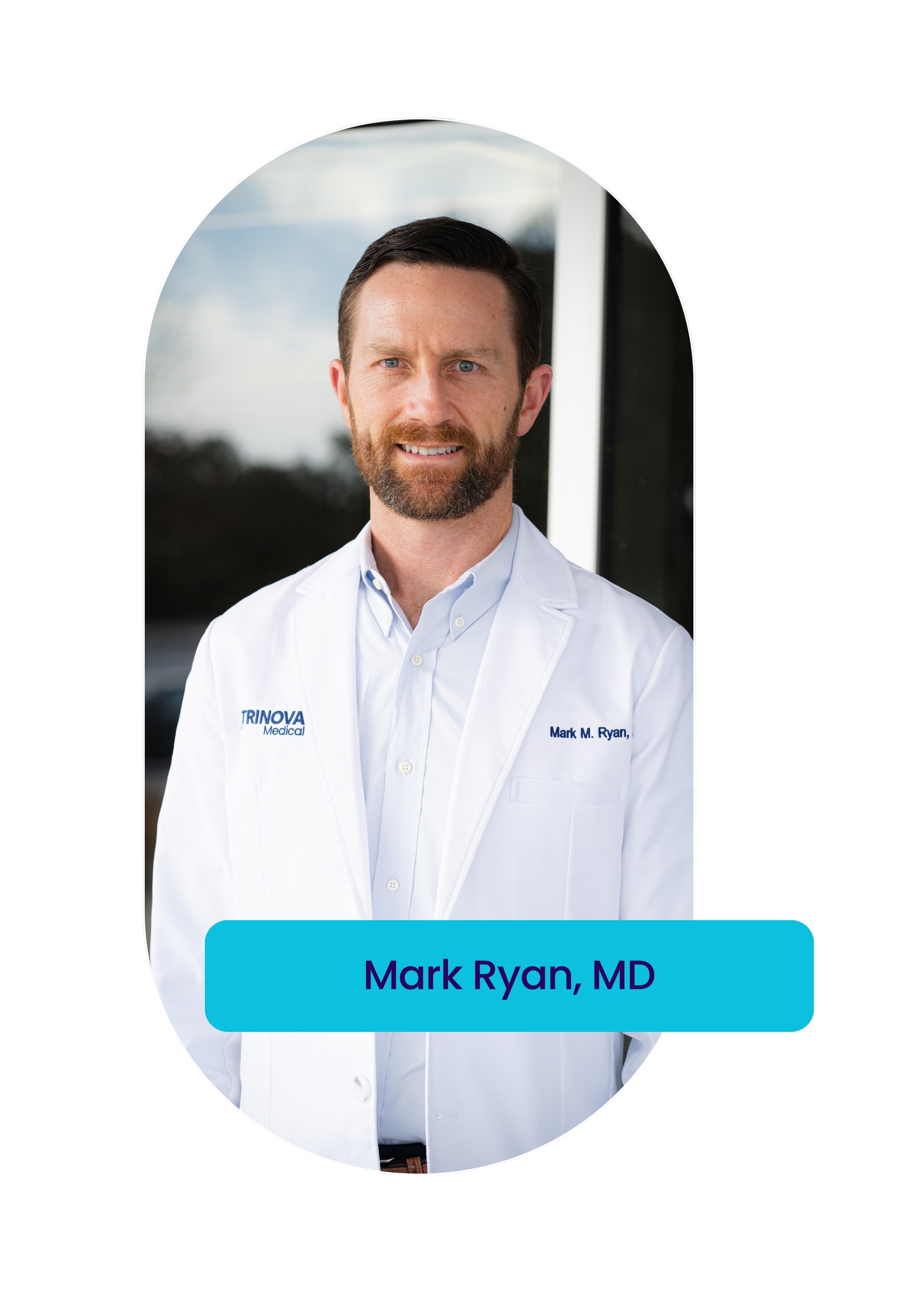 A man in a suit and white shirt is smiling in a blue circle.