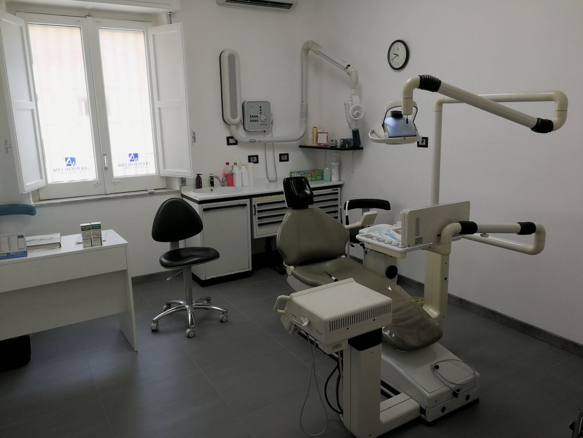 paziente durante visita controllo dentistico