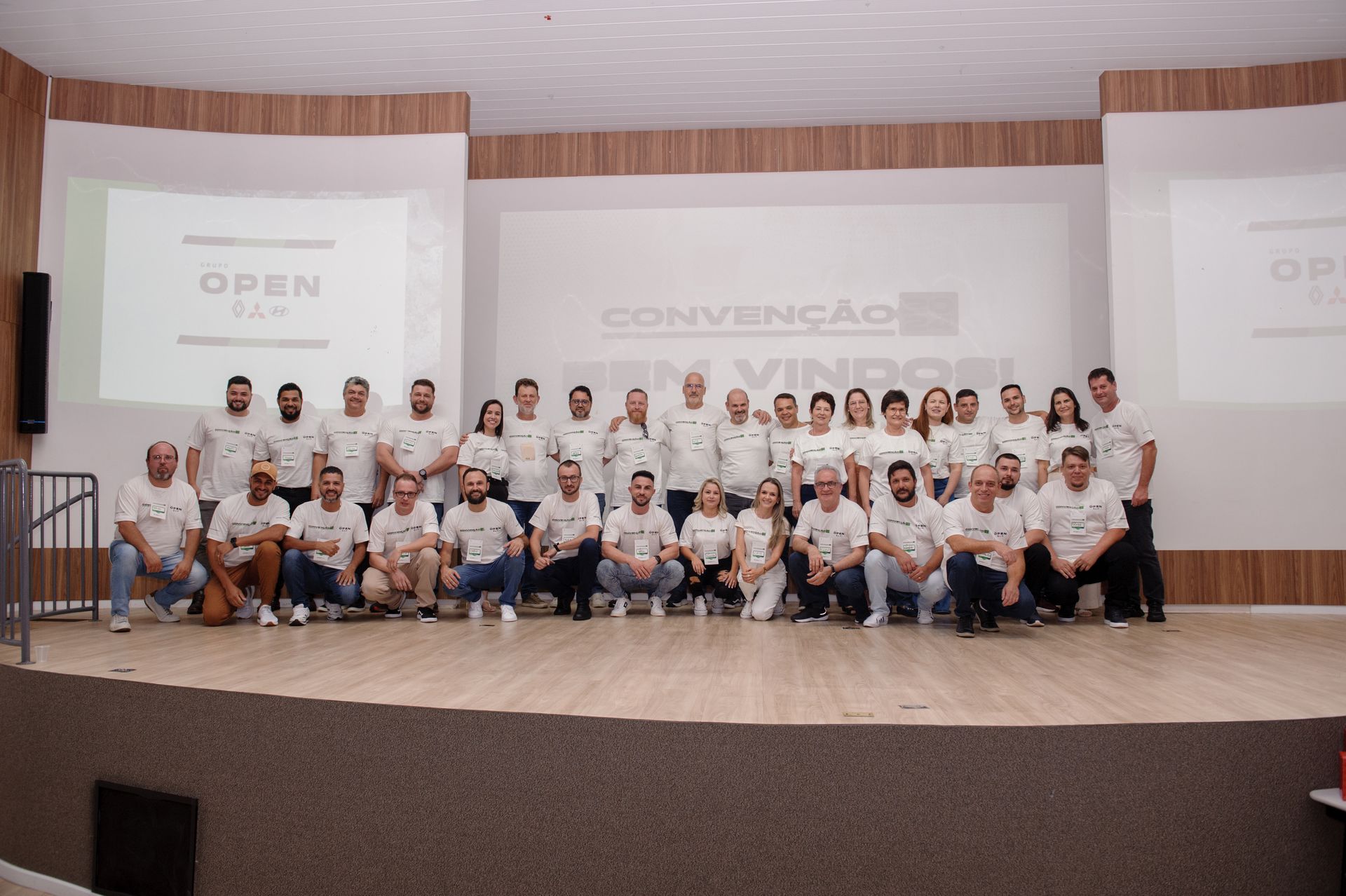 um grupo de homens de camisa branca posando para uma foto