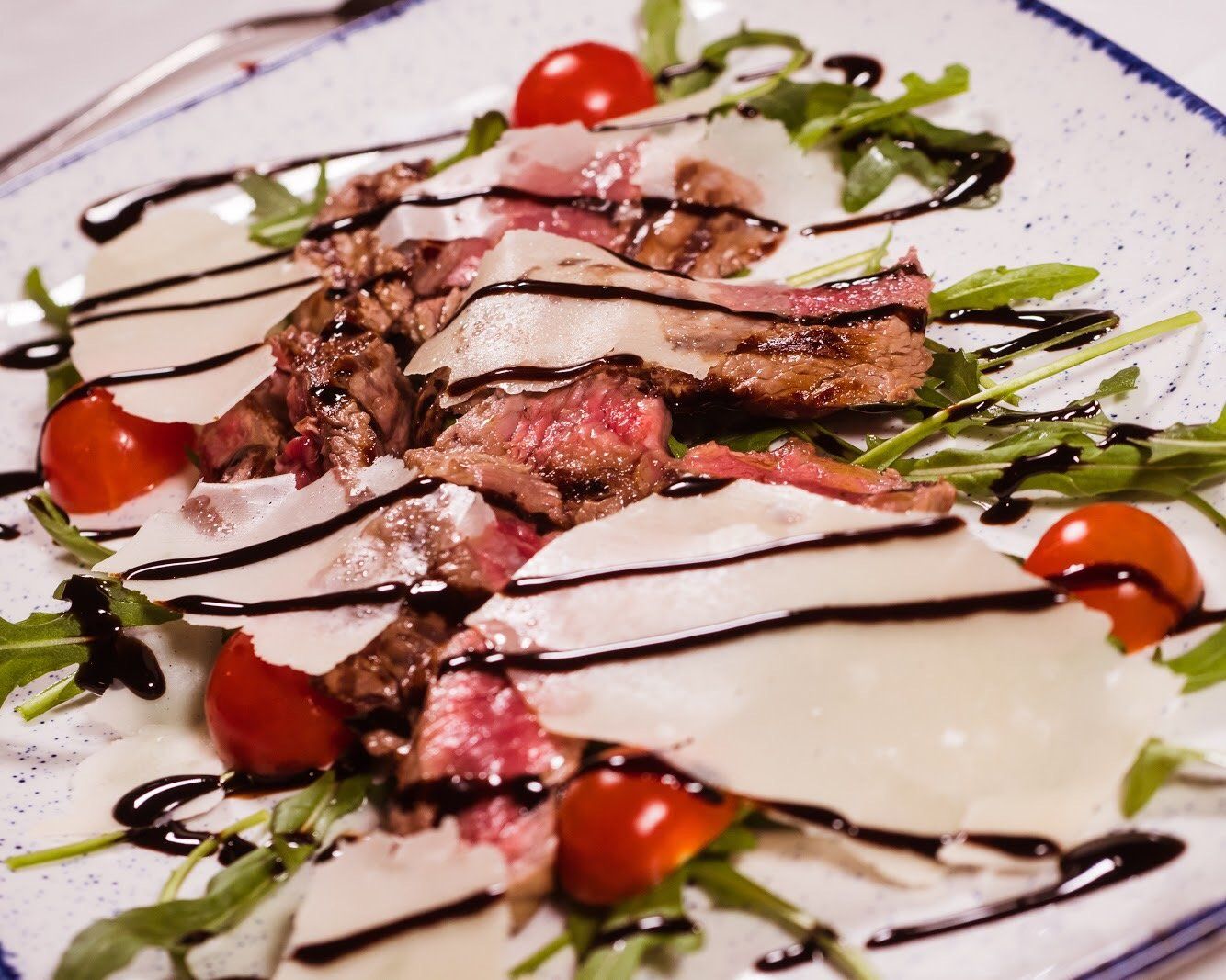 Carpaccio di carne e scaglie di formaggio
